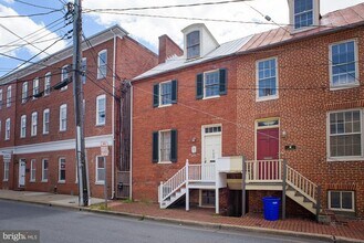 Building Photo - 123 Cathedral St