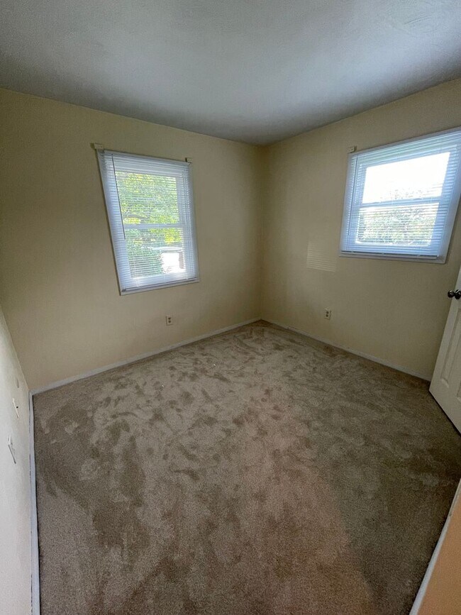 Building Photo - 704 Torrey Ln
