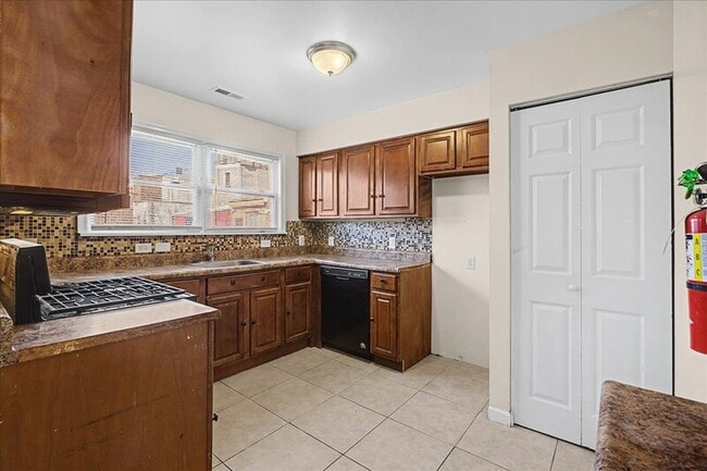 Building Photo - 511 S 6th St