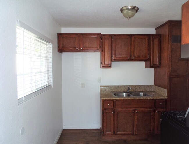 Kitchen - 7642 Comstock Ave