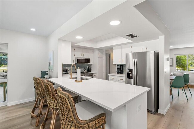 Building Photo - 2641 Hyde Park St