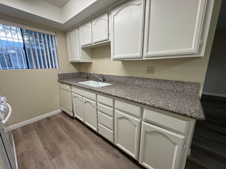 Building Photo - 515 E Elmwood Ave