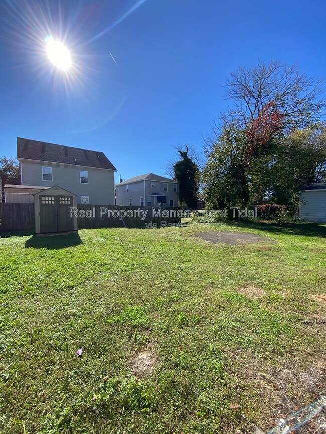 Building Photo - 726 19th St