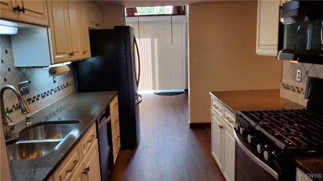 Building Photo - 461 Summerhaven Dr N
