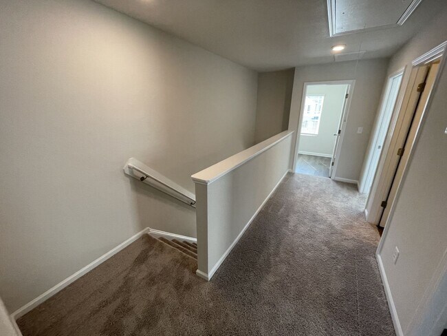 Building Photo - 3 Bd 2.5 Ba Townhome