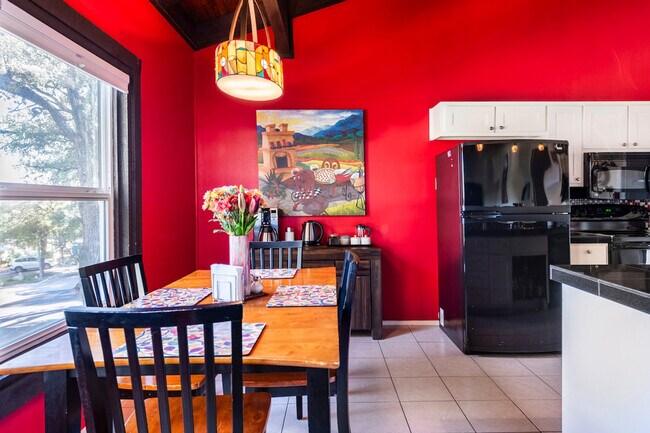 Building Photo - 2305 Trailside Dr