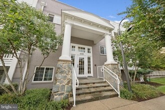 Building Photo - 4163 S Four Mile Run Dr