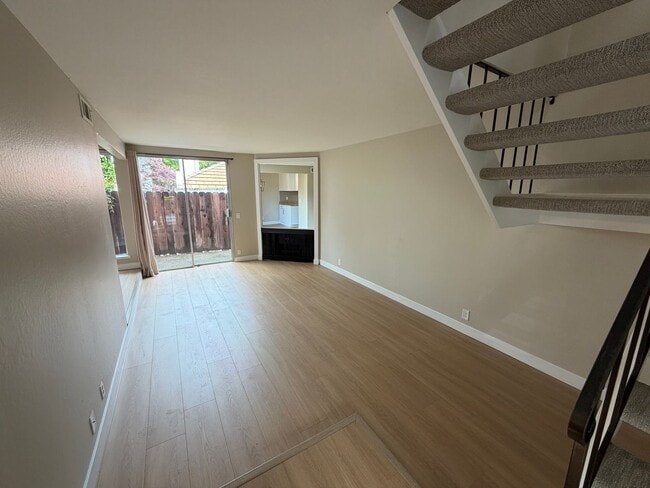 Building Photo - 2 BED 1.5 BATH CONDO IN WALNUT CREEK