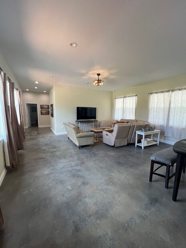 Building Photo - Gorgeous Fully Furnished 4BR/3BA Home – Id...