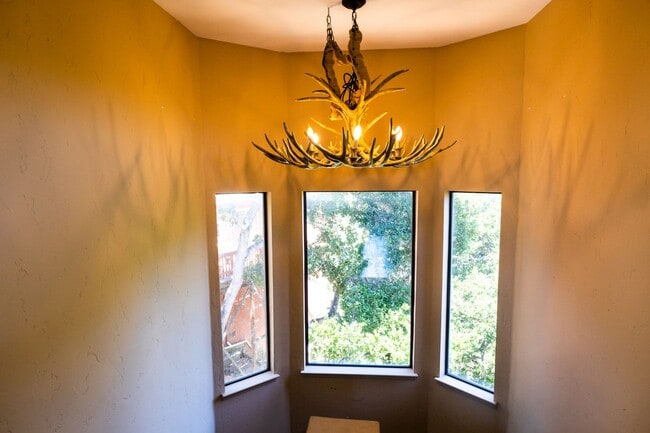 Building Photo - Beautiful Home in the Oakland Hills with v...