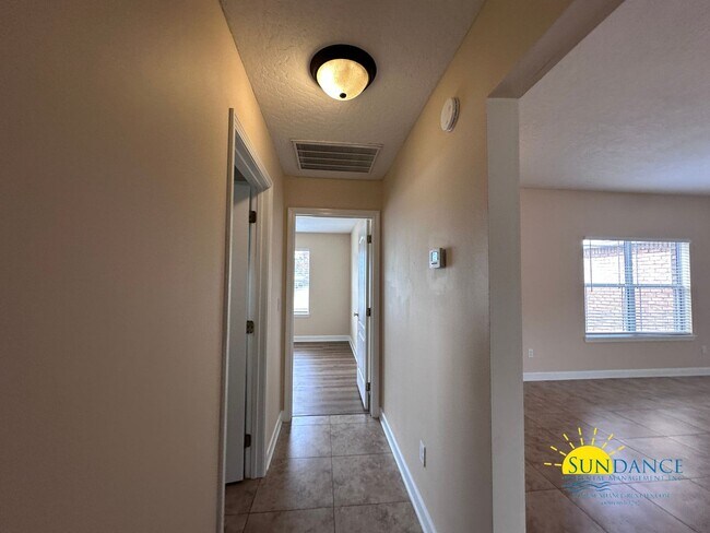 Building Photo - Spacious 3 Bedroom Home in Mary Esther!