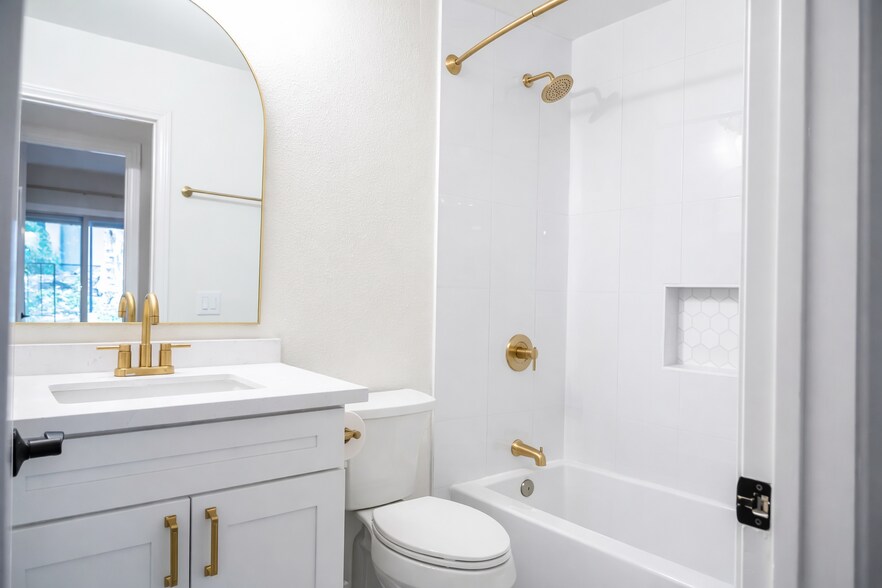 Hallway Bathroom - 10425 Caminito Cuervo