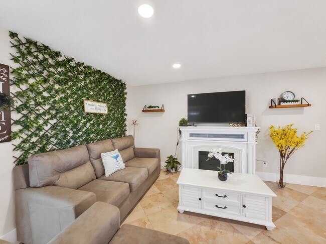 Building Photo - Discover the perfect Naples Park rental just minutes from the beach.