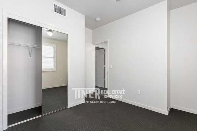 Building Photo - 1322 E Sutter Walk