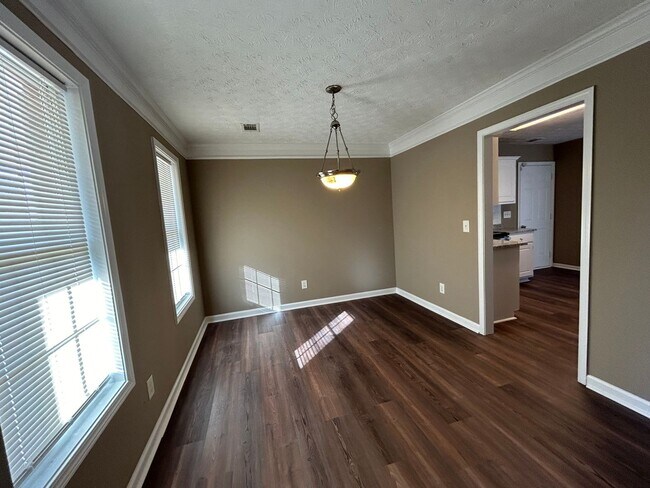 Building Photo - 1536 Ravens Run - Recently Renovated! Bran...