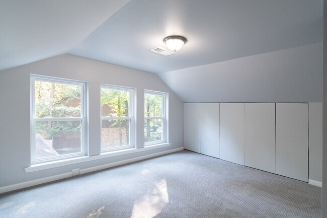 Building Photo - 10 Coralvine Ct