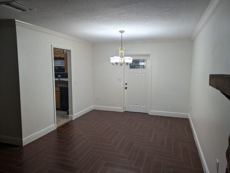 Building Photo - 8021 Sandberry Blvd