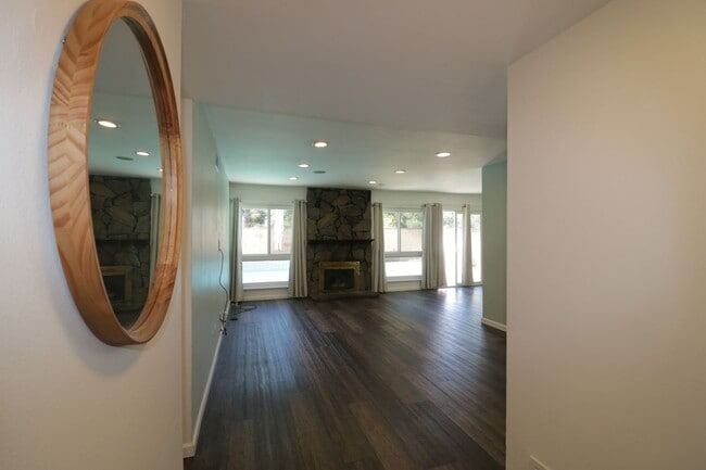 Building Photo - Beautiful 3/bedroom home in Canyon Country !