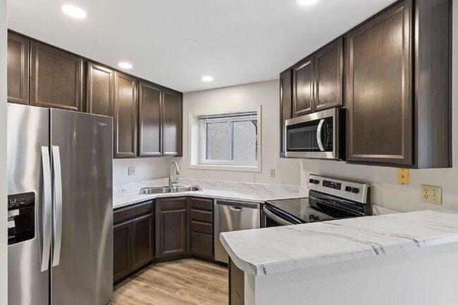 Building Photo - Conveniently Located Townhome with Garage ...