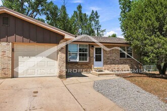 Building Photo - Charming 1/2 Duplex on Quiet Cul-De-Sac with Fenced Yard