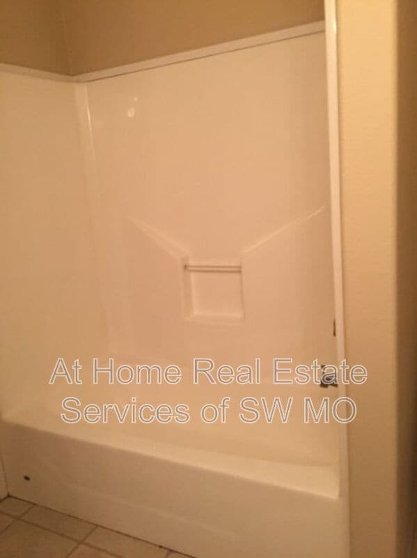 Building Photo - 503 W Warren Ave