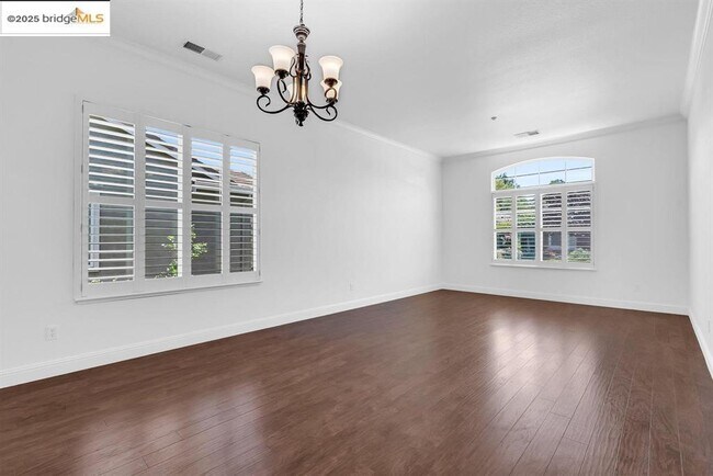 Building Photo - 909 Suntan Ln