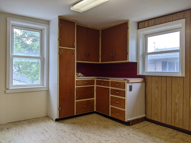 Building Photo - 214 S G St