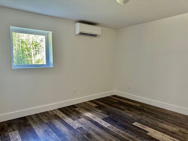 Building Photo - New 3 bed, 3 bath house with in law apt on...