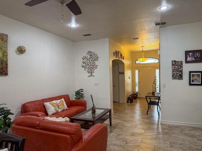 Building Photo - 208 Chisos Oak Dr