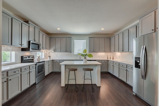 Building Photo - * MOVE IN SUMMER 7/15/2027 * 5-Bed 5.5 Bat...