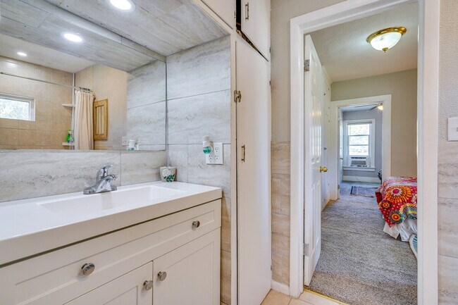 Building Photo - 2509 E Routt Ave