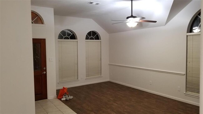 Building Photo - 935 Rock Springs Dr