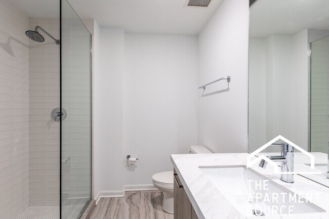 Building Photo - South Loop 3 bed 2 bath -- Updated Kitchen, HUGE Floorplan