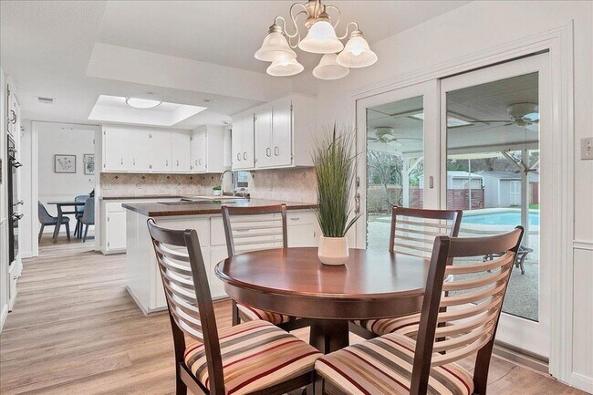 Building Photo - 9502 Castlewood Dr