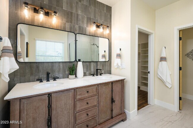 Building Photo - Exclusive Urban Sanctuary—Sophisticated Townhouse in Vibrant Phoenix