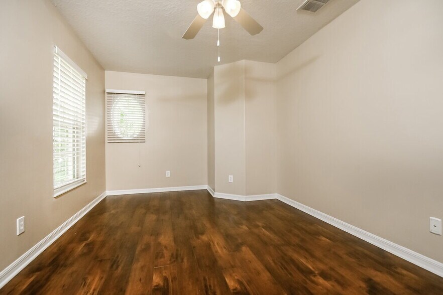 Building Photo - 15215 Searobbin Dr