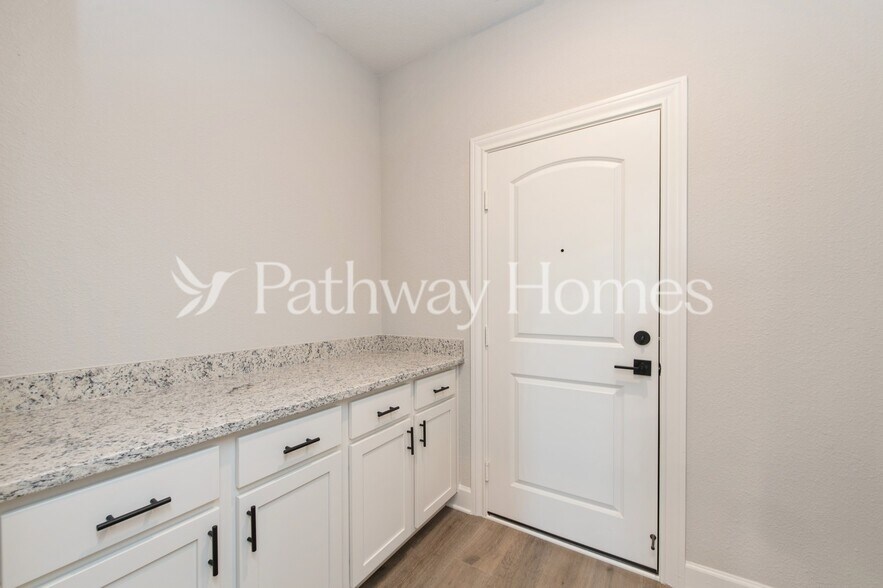 Building Photo - 601 Brookside Dr