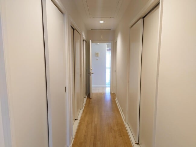 Building Photo - 3200 E Hampshire St