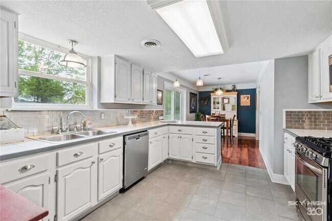 Building Photo - 405 SW 10th St