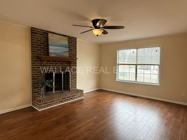 Building Photo - 4 BEDROOM, 3.5 BATHROOM HOME IN BEXHILL!