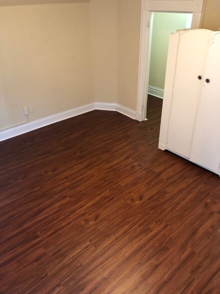 Studio Room - 145 N 5th Street