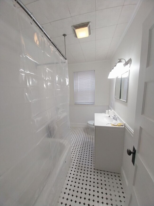 Building Photo - 3 bedroom, 1.5 baths, yard, washer dryer hook up