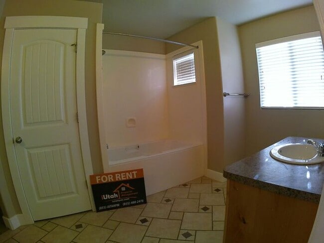 Building Photo - 3 bdrm 2 1/2 bth TownHome 2 Car Garage-Dog...