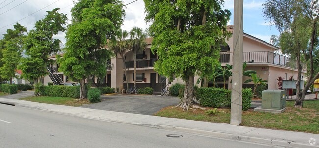 Building Photo - 3890 Riverside Dr