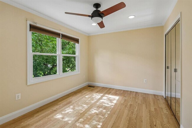 Building Photo - Lovely 2 BR Townhome off Wootton Parkway. Available NOW!