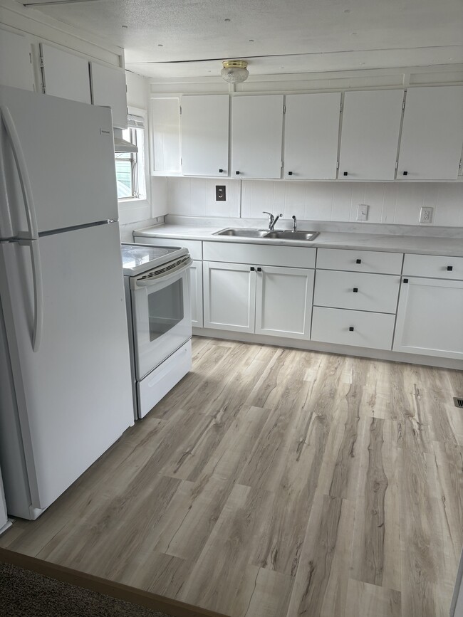 Building Photo - 2156 N Weaver Rd