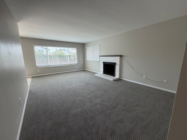 Building Photo - Del Mar Heights Home West of 5