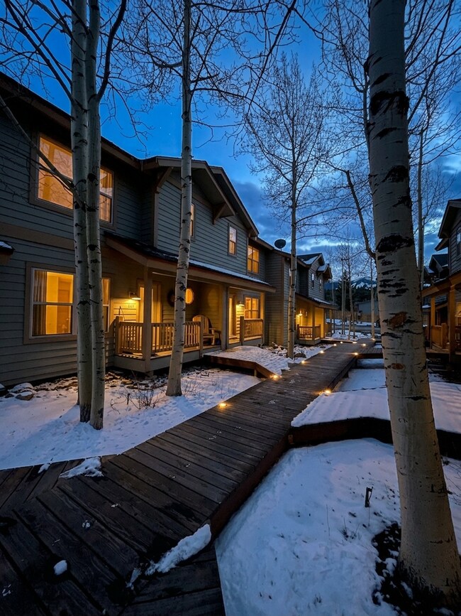 Building Photo - On Bus Route! 2bed/2.5 Bath, Sunny Town House!