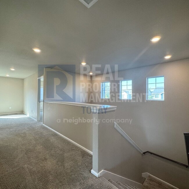 Building Photo - Beautiful Modern 3 Bedroom In Puyallup!!