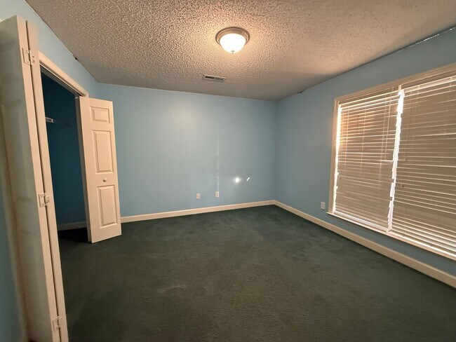 Building Photo - 4/2 Home Available Now!